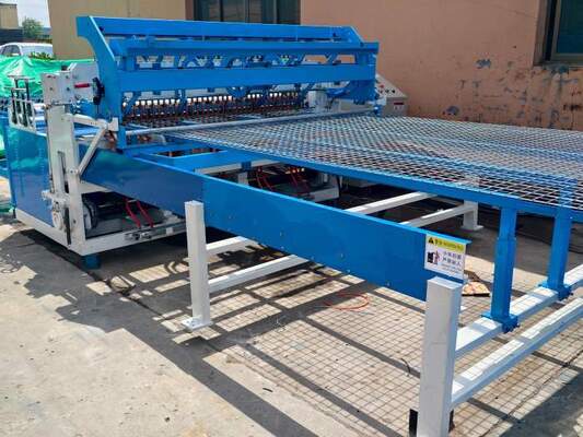 Đường kính dây 2,5-5mm Kích thước lỗ 50 * 50mm Máy hàn lưới dây thép