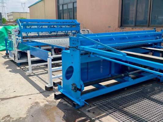Chiều dài của hàng rào 3m Mesh kích thước 50 * 200mm hàng rào lưới máy hàn
